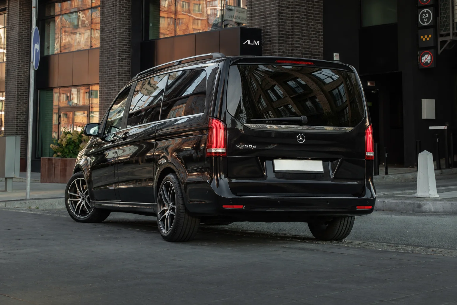 Черный mercedes v-class с водителем в Екатеринбурге сзади