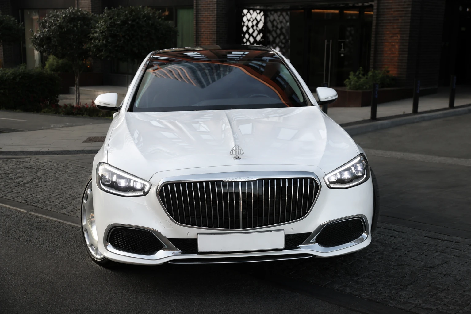 Белый представительский седан Mercedes-Maybach S-Class для VIP-трансфера, встречи важных гостей и бизнес-поездок.